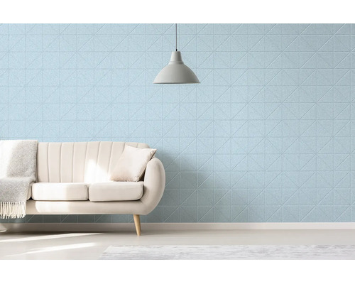 Nástěnný panel s geometrickým trojúhelníkovým vzorem ve světlém, moderně zařízeném obývacím pokoji s pohovkou a závěsným svítidlem.
