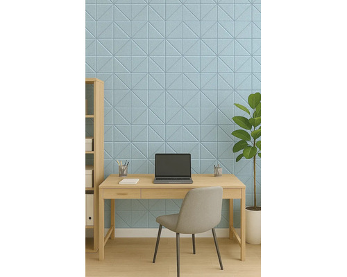 Uspořádaná domácí pracovna s geometrickými akustickými panely na stěně, dřevěným psacím stolem s notebookem, židlí a pokojovou rostlinou.