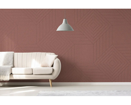 Moderní obývací pokoj s nástěnnými panely s geometrickou strukturou, světlou pohovkou a minimalistickým závěsným svítidlem.
