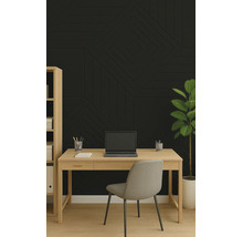 Moderní pracovna s geometrickými 3D akustickými panely na stěně, dřevěným stolem a polstrovanou židlí.