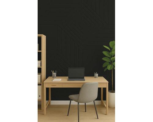 Moderní pracovna s geometrickými 3D akustickými panely na stěně, dřevěným stolem a polstrovanou židlí.