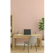 Akustický nástěnný panel s geometrickým vzorem ve světlé pracovně s psacím stolem.