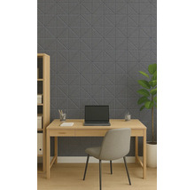 Moderní akustické nástěnné panely s geometrickým trojúhelníkovým vzorem v uspořádané kanceláři s dřevěným stolem.