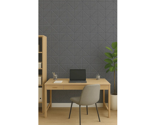 Moderní akustické nástěnné panely s geometrickým trojúhelníkovým vzorem v uspořádané kanceláři s dřevěným stolem.