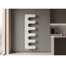 Moderní designový radiátor ve tvaru hřebenu na stěně v minimalistické kuchyni s kuchyňským ostrůvkem.