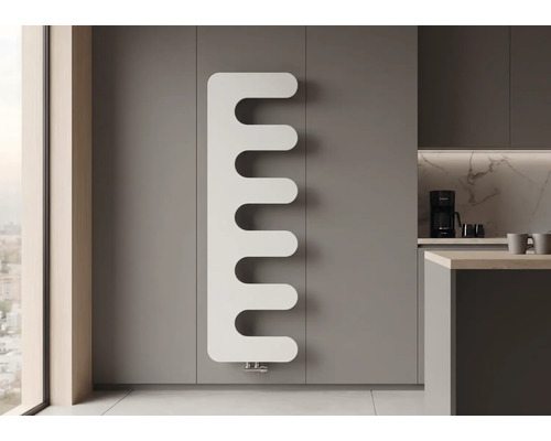 Moderní designový radiátor ve tvaru hřebenu na stěně v minimalistické kuchyni s kuchyňským ostrůvkem.