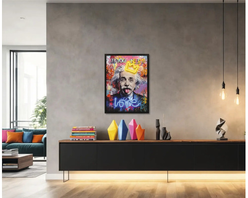 Světlý, moderní obývací pokoj s rámovaným pop-art obrazem Alberta Einsteina nad černou komodou s barevnými vázami.