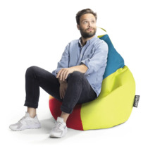 Muž sedí na barevném sedacím vaku s rukojetí a Sitting Point Logo.