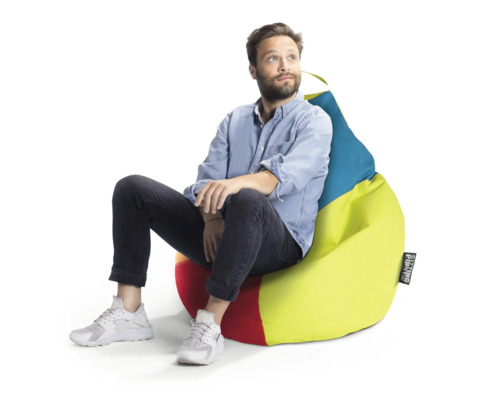 Muž sedí na barevném sedacím vaku s rukojetí a Sitting Point Logo.