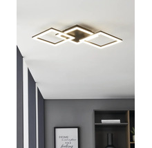 Moderní LED stropní svítidlo se třemi překrývajícími se čtvercovými rámy z kovu.