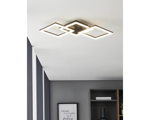 Moderní LED stropní svítidlo se třemi překrývajícími se čtvercovými rámy z kovu.