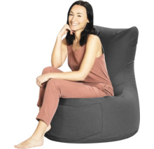 Osoba sedící na velkém šedém sedacím vaku s vysokým opěradlem.