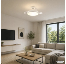 Moderní světlý obývací pokoj s bílým stropním ventilátorem s LED osvětlením nad béžovou pohovkou a dřevěným konferenčním stolkem.