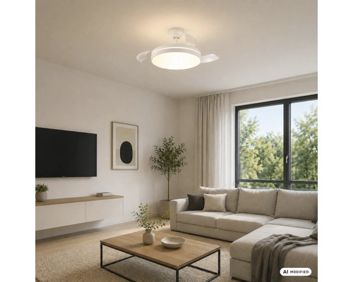 Moderní světlý obývací pokoj s bílým stropním ventilátorem s LED osvětlením nad béžovou pohovkou a dřevěným konferenčním stolkem.
