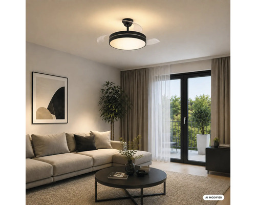 Moderní obývací pokoj s černým stropním ventilátorem s LED osvětlením a výsuvnými lopatkami, světlou pohovkou, stolkem a vstupem na balkon.