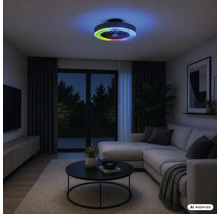 Moderní obývací pokoj v noci se stropním ventilátorem s LED osvětlením a barevným efektem RGB.