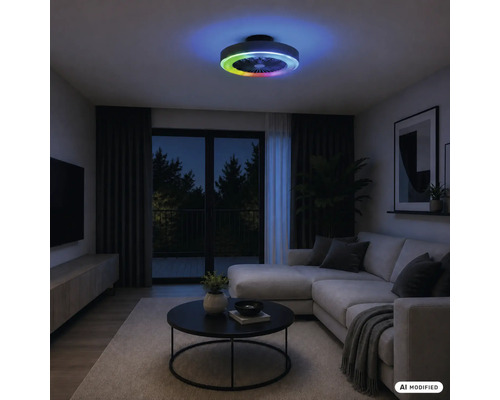 Moderní obývací pokoj v noci se stropním ventilátorem s LED osvětlením a barevným efektem RGB.