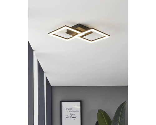 Moderní černé LED stropní svítidlo se dvěma propojenými čtvercovými světelnými rámy v moderně zařízeném interiéru.