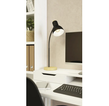 Moderní stolní lampa z černého kovu s dřevěným podstavcem na bílém pracovním stole ve světlém, organizovaném pracovním prostoru.