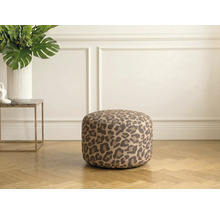 Kulatý taburet s leopardím vzorem ve světlém obývacím pokoji na parketách se vzorem rybí kosti.