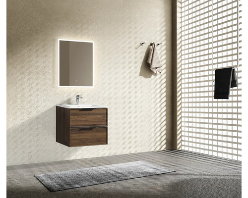Moderní koupelnová sestava s umyvadlovou skříňkou v dekoru dřeva, bílým umyvadlem a osvětleným zrcadlem v minimalistickém interiéru.