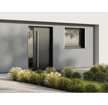 Moderní vchodové dveře s dlouhým madlem, vertikální obklad fasády, okno a upravená předzahrádka.