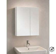 Zrcadlová skříňka se dvěma dvířky, namontovaná nad bílým umyvadlem s chromovanou baterií. (Image AI modified or generated)
