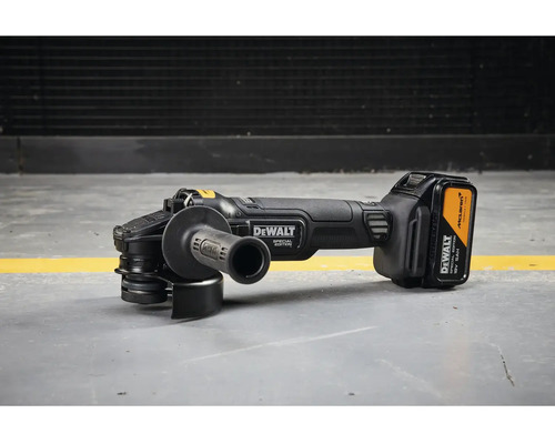 Akumulátorová úhlová bruska DeWALT Special Edition s namontovanou přídavnou rukojetí a vloženým akumulátorem.