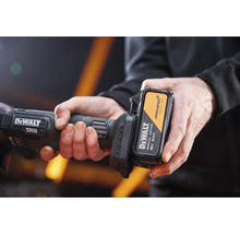 Akumulátor DeWalt 18 Voltů 5 Ampérhodin Special Edition McLaren se vkládá do akumulátorového nářadí DeWalt.