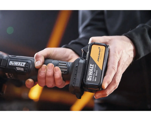 Akumulátor DeWalt 18 Voltů 5 Ampérhodin Special Edition McLaren se vkládá do akumulátorového nářadí DeWalt.