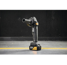 Akumulátorová úhlová bruska DeWalt 18 Voltů McLaren Special Edition, stojící na akumulátoru.