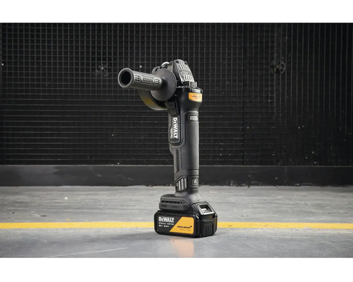 Akumulátorová úhlová bruska DeWalt 18 Voltů McLaren Special Edition, stojící na akumulátoru.