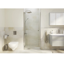 Moderní koupelna se skleněným sprchovým koutem, závěsným WC a umyvadlovou skříňkou ve světlém a uspořádaném designu.