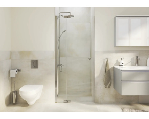Moderní koupelna se skleněným sprchovým koutem, závěsným WC a umyvadlovou skříňkou ve světlém a uspořádaném designu.