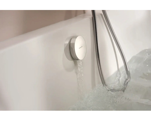 Vanová napouštěcí armatura Hansgrohe s plochým designem instalovaná na okraji vany s tekoucí vodou.