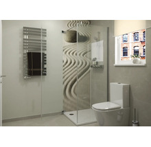 Moderní koupelna se sprchovým koutem, zástěnou s motivem zen, stojícím WC a žebříkovým radiátorem, moderní design.