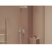 Moderní sprcha s podomítkovou baterií a hlavovou sprchou v minimalistické koupelně.