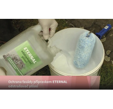 Osoba nalévá přípravek Eternal odstraňovač plísní z kanystru do kbelíku s malířským válečkem pro čištění fasády.