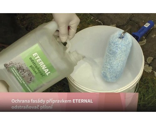 Osoba nalévá přípravek Eternal odstraňovač plísní z kanystru do kbelíku s malířským válečkem pro čištění fasády.