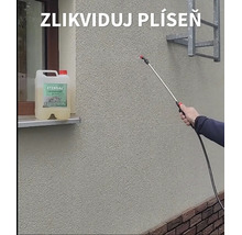 Osoba aplikuje postřik proti plísním na fasádu pomocí tlakového postřikovače, vedle stojí kanystr s přípravkem Eternal na likvidaci plísní.
