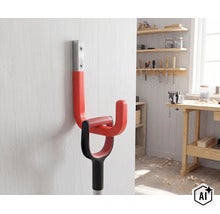 Nástěnný hák pro uložení zahradního nářadí namontovaný na stěně dílny (Image AI modified or generated)
