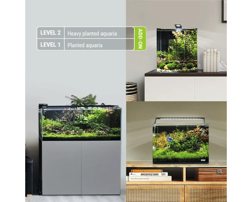 Různá osázená akvária v různých stylech interiéru s LED osvětlením prezentovaná na skříňkách.