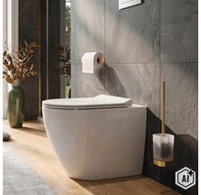 Moderní koupelna se závěsným WC, zlatým držákem na toaletní papír a sadou toaletní štětky před dlažbou s kamenným efektem. (Image AI modified or generated)