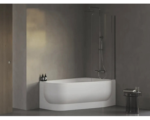 Moderní design koupelny s volně stojící vanou a skleněnou zástěnou v minimalisticky zařízeném prostoru.