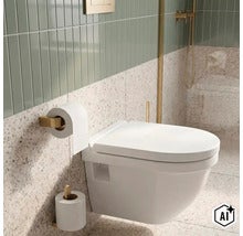 Moderní závěsné WC v koupelně s teracovými obklady, zelenými nástěnnými obklady a zlatými doplňky. (Image AI modified or generated)