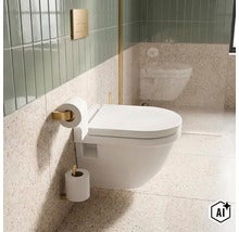 Moderní koupelna se závěsným WC, toaletním sedátkem, držákem toaletního papíru a držákem náhradní role v mosazném designu a obklady terrazzo. (Image AI modified or generated)