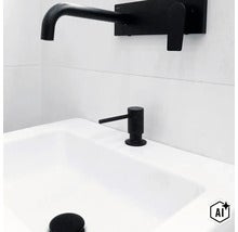 Nástěnná umyvadlová baterie a dávkovač mýdla v moderní koupelně s umyvadlem (Image AI modified or generated)