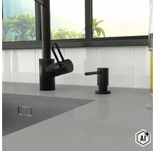 Moderní kuchyňská baterie s integrovaným dávkovačem mýdla v minimalistickém designu před obkladem ve světlé kuchyni. (Image AI modified or generated)
