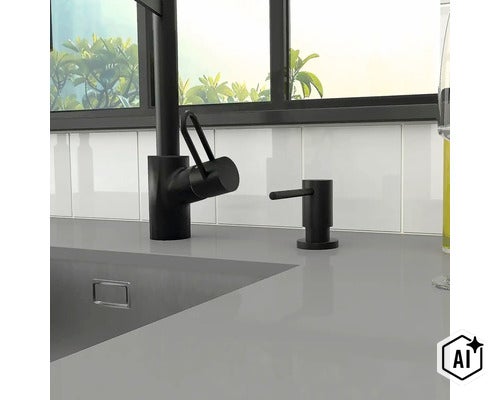 Moderní kuchyňská baterie s integrovaným dávkovačem mýdla v minimalistickém designu před obkladem ve světlé kuchyni. (Image AI modified or generated)