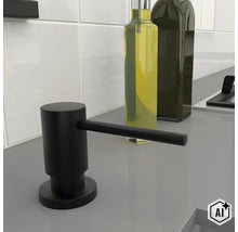 Vestavný dávkovač saponátu s válcovým designem pro kuchyňský dřez v moderním prostředí. (Image AI modified or generated)